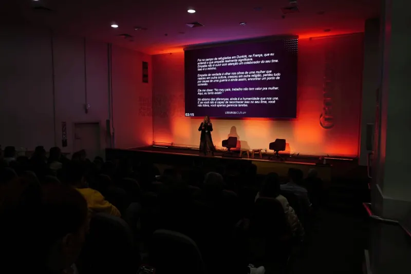 Auditório cheio durante palestra em evento da PSA