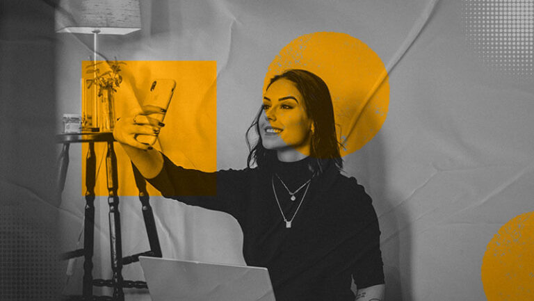 capa de como escolher digital influencer com uma mulher blogueira tirando uma selfie