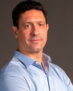 foto de rosto gustavo borges usando camisa azul